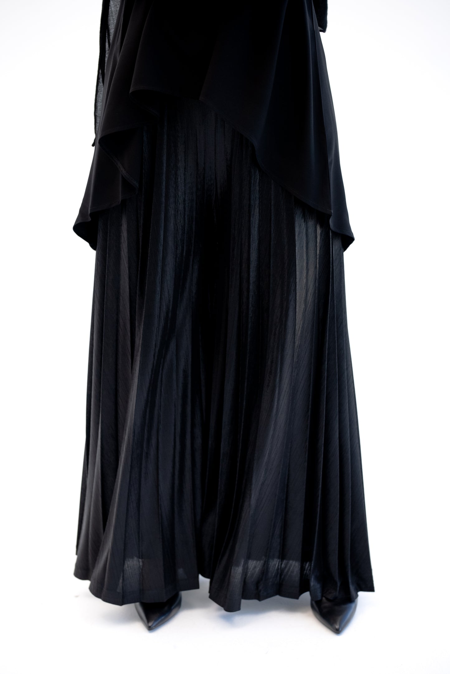 Shimmery Pleated Pants - Black